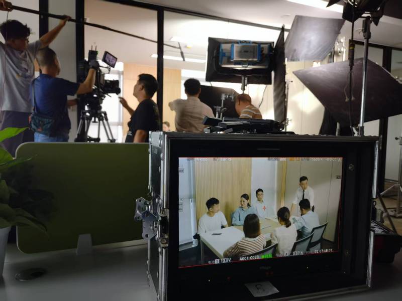 海港区TVC拍摄公司：科技产品视觉化大师，诠释未来感与功能美学